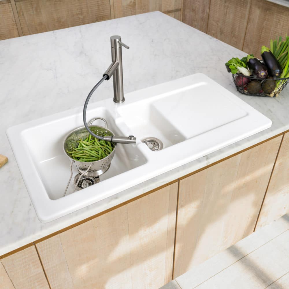 Ceramic sink with pull-out spray tap